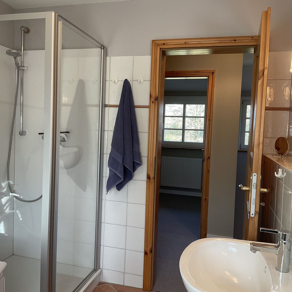 grosses bad in Ferienwohnung mit Dusche und Badewanne