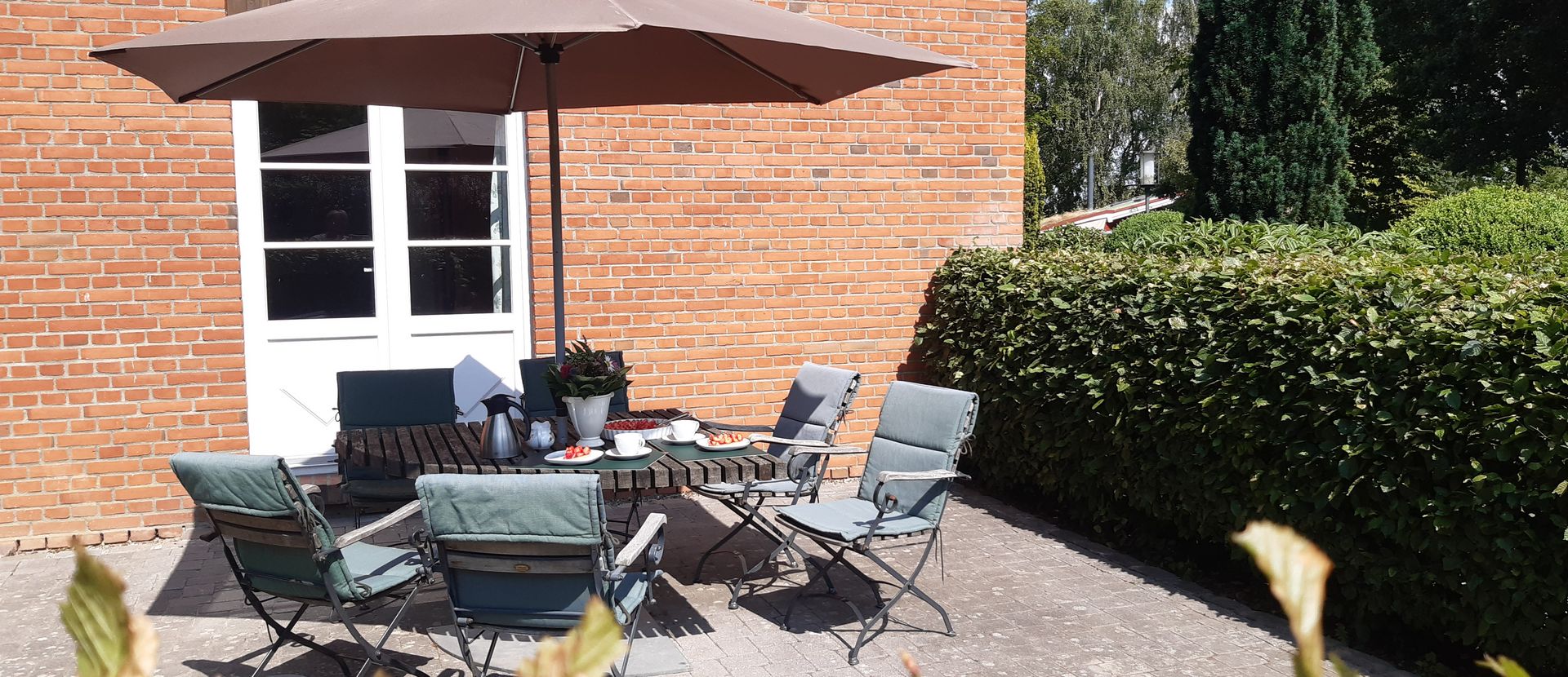 Gemütliches Flair Sonnenschein auf der Terrasse der Ferienwohnung